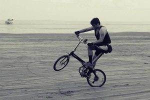 folding-bike-beach-wheelie
