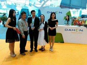 dahon staff collect award for booth design at china cycle