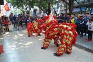 Chinese dragons dancing at DAHON store opening