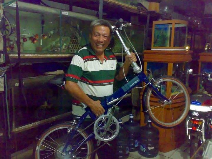 Taurus Aquarium with his prize a Dahon Vitesse folding bike